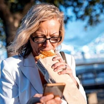 Comer fora de hora pode impactar o corpo mais do que você imagina