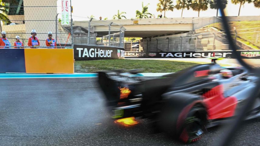 Audi de Gabriel Bortoleto emite flamas durante classificatório para o GP de Miami.