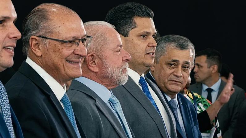 José Guimarães (à dir.) observa Hugo Motta, Geraldo Alckmin, Lula e Davi Alcolumbre (CanalGov/Reprodução)