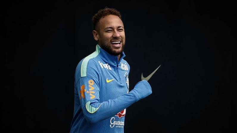 Neymar realizou uma leve corrida na Granja Comary, acompanhado pelos profissionais do departamento médico