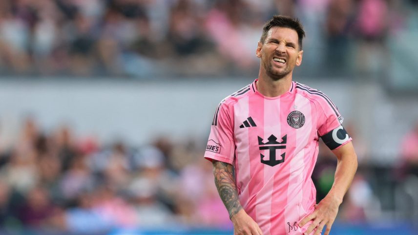 Lionel Messi sentiu dores na parte posterior da coxa e foi substituído