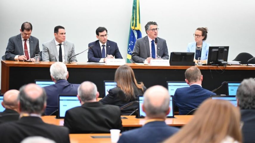 Comissão quer votar PEC 6x1 no dia 26 de maio, para texto ir ao plenário no dia seguinte
