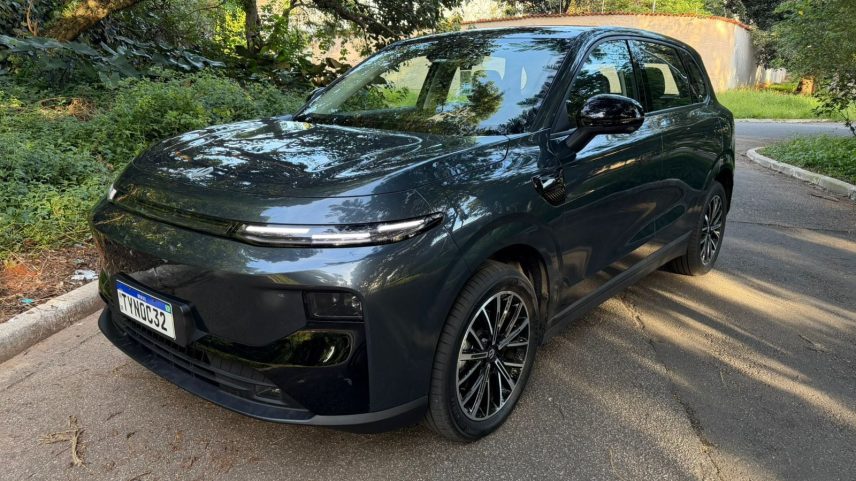 Leapmotor B10 cinza estacionado