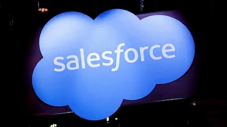 Logo de Salesforce en un evento de la compañía.