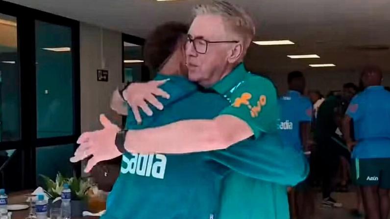 Devidamente filmado, o esperado abraço de Neymar e Ancelotti. Promessa de obediência ao italiano