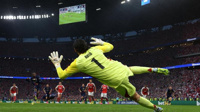 Dembelé marca de pênalti para o PSG o gol do 1 a 1 (Phil Noble/Reuters)