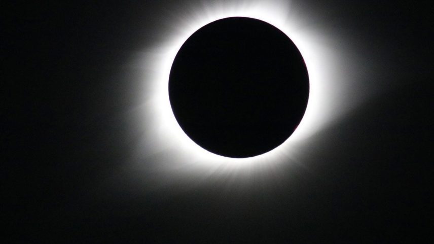 Eclipse acontece quando a Lua se posiciona entre a Terra e o Sol, bloqueando a luz solar