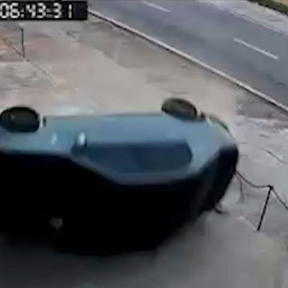 Motorista embriagado perde direção, capota e atinge oficina