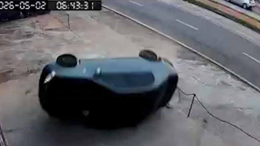 Carro desgovernado capota e atinge outros dois carros