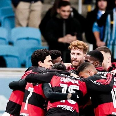 Flamengo vence Grêmio fora de casa e fica perto do Palmeiras líder