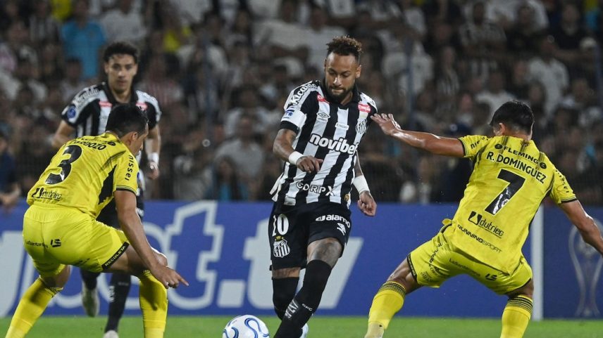 Neymar fez o gol do Santos, mas viu o Recoleta empatar no fim.