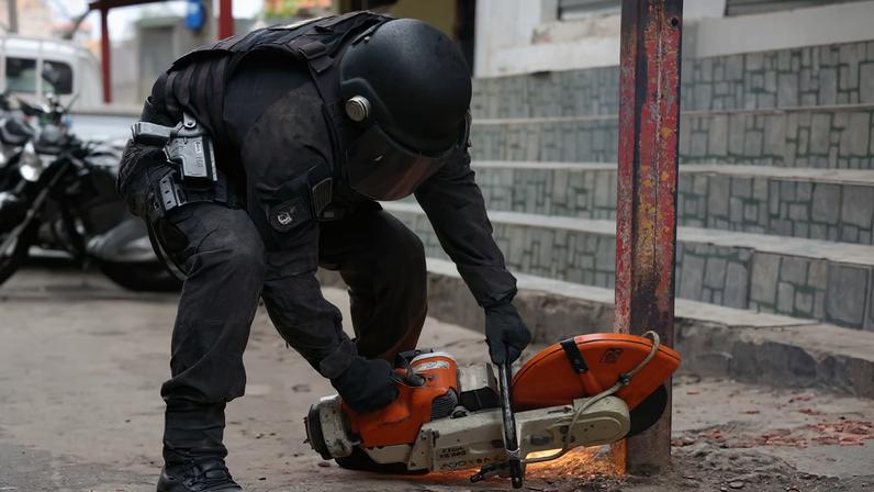 Policial retira barreiras em via da comunidade de Paraisópolis