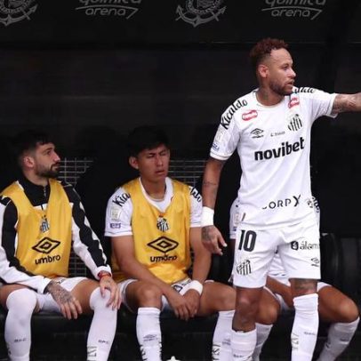 Neymar sai revoltado após erro do quarto árbitro