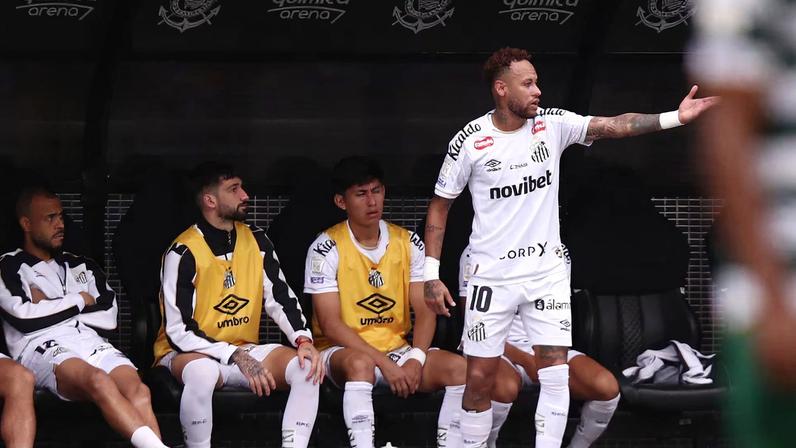 Neymar tentou voltar ao campo e foi advertido com cartão amarelo