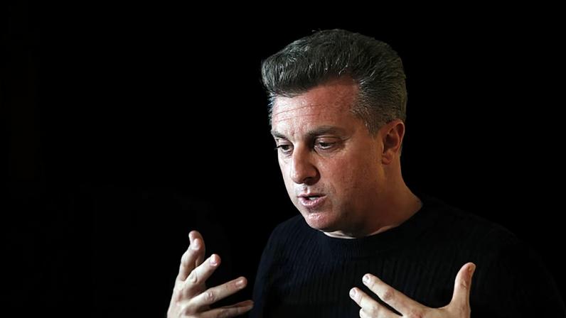 Luciano Huck fez algum questionamento sobre as portas de saída do Bolsa Família, em um evento do Esfera