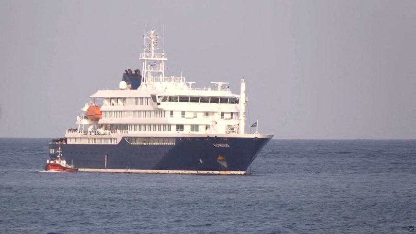 Barco ao lado do navio de cruzeiro MV Hondius no porto de Cabo Verde 5 de maio de 2026