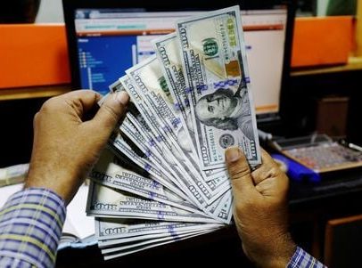 Dólar permanece abaixo de R$4,90 mesmo com tensões no Oriente Médio