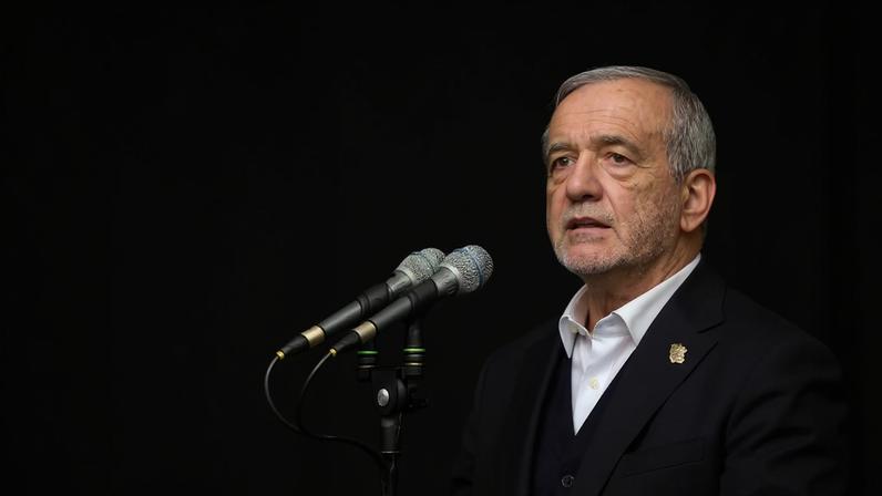Presidente iraniano, Masoud Pezeshkian, em discurso após visita ao túmulo de Khomeini em janeiro de 2026