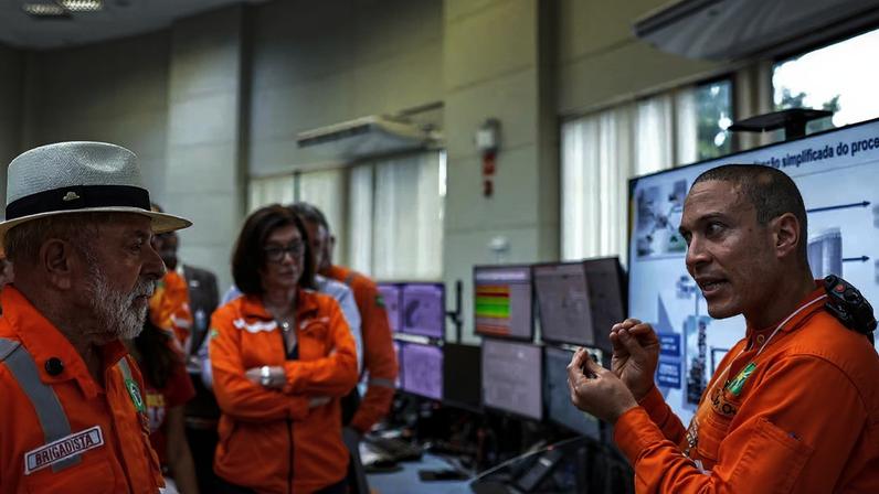 Lula durante visita a fábrica de fertilizantes nitrogenados da Petrobras na Bahia