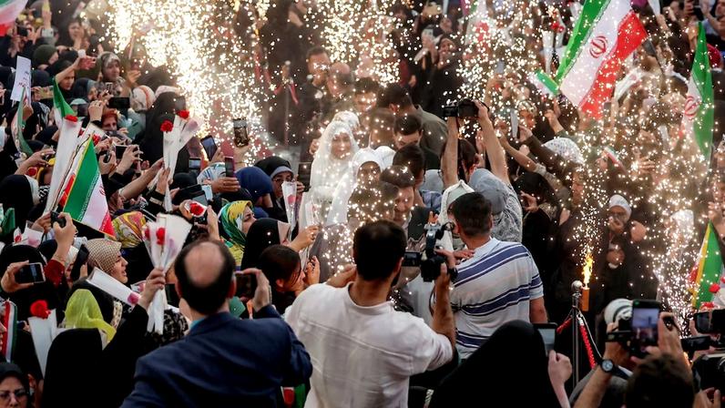 Segundo a imprensa iraniana, participantes se inscreveram em programa de ‘autossacrifício’ (janfada, em persa) no conflito contra EUA e Israel; cerimônias foram transmitidas pela TV estatal