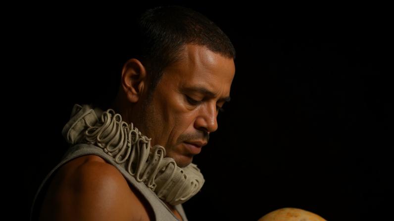 Ícaro Silva estrela 'Hamlet, Sonhos Que Virão' no Nu Cine Copan. Foto: Rael Barja/Divulgação