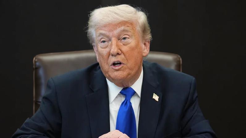 O presidente dos Estados Unidos, Donald Trump, participa de uma reunião no Salão Oval, em Washington