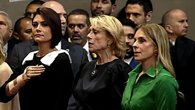 Michelle Bolsonaro e esposa de Moraes sentam juntas na posse de Nunes Marques no TSE