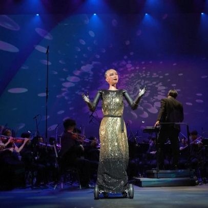 Cantora humanoide com orquestra sinfônica interpreta músicas originais