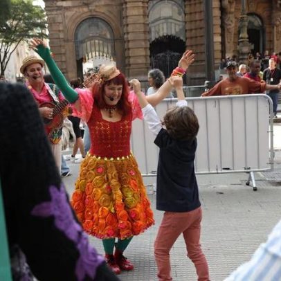 Virada Cultural para crianças anima famílias na praça Ramos