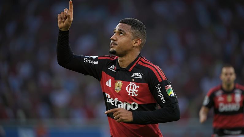 Samuel Lino fez dois gols e deu uma assistência em vitória do Flamengo