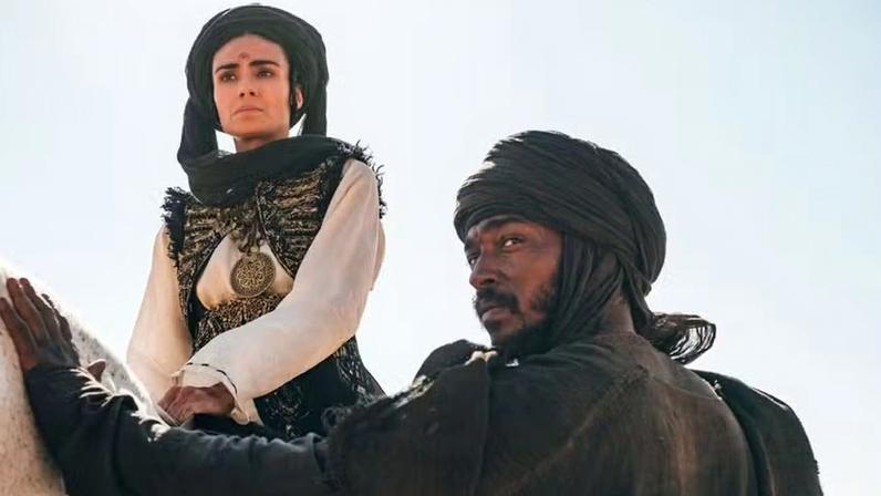 Aiysha Hart e Anthony Mackie em 'Desert Warrior' — Foto: Reprodução