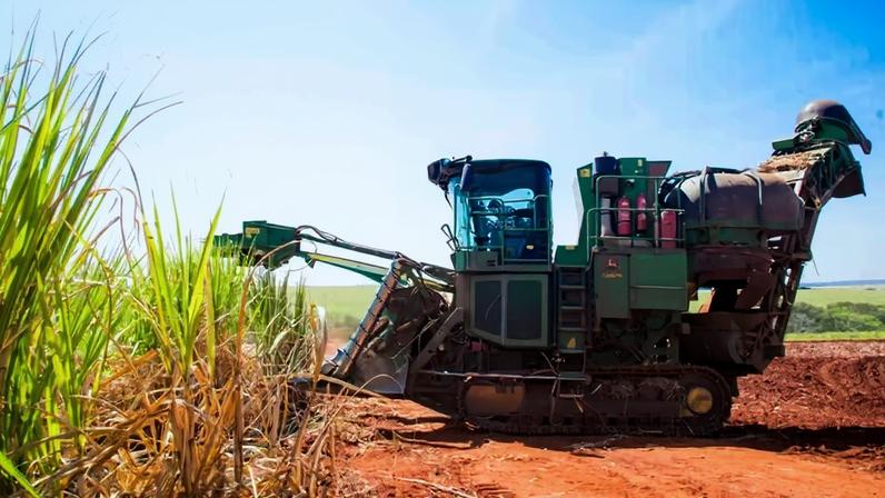 Maquinário da Raízen operando em platação de cana-de-açúcar