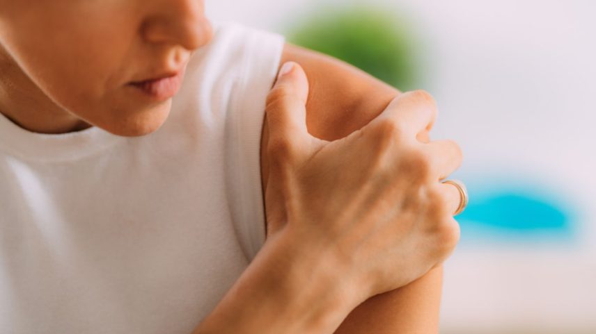 Foro colorida mulher na menopausa com ombro congelado