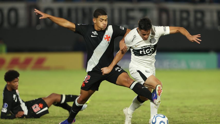 Avellar briga pela bola no duelo entre Vasco e Olimpia — Foto: EFE/ Juan Pablo Pino