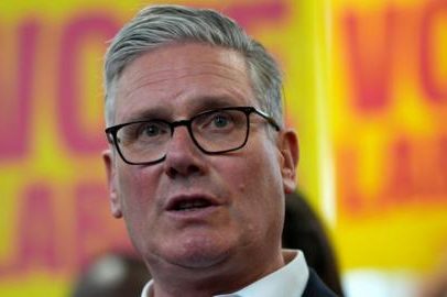 Starmer promete ações mais firmes ante crescentes ameaças à liderança