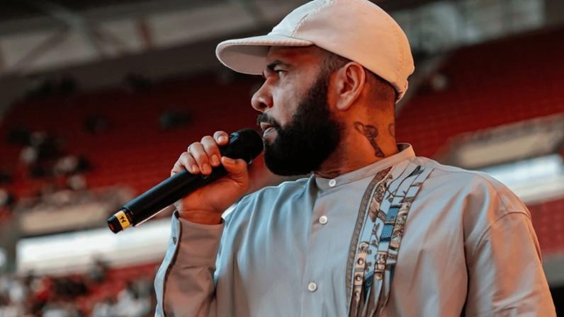 2.mai.2026 - Daniel Alves prega para 40 mil pessoas no evento "The Change Madrid", no Estádio Metropolitano, casa do Atlético de Madrid