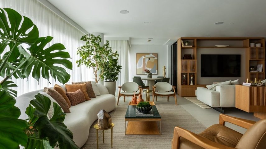 LIVING INTEGRADO | A reforma integrou completamente os ambientes sociais, incorporando a antiga varanda, e apostou na base neutra, com madeira clara e tecidos suaves