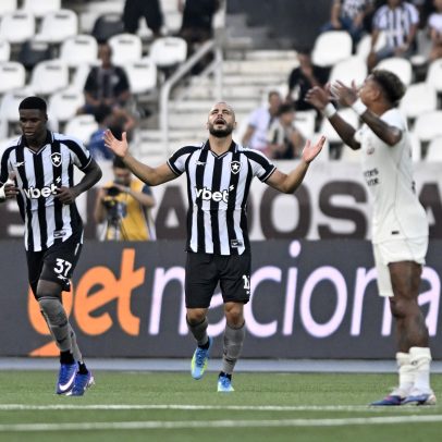 Arthur Cabral faz trio pelo Botafogo e celebra música no Fantástico