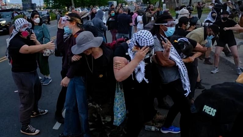 Protestos diante de instalação do ICE em Nova Jersey, em suas palavras