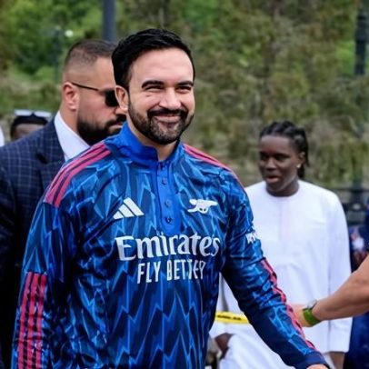Mamdani mira a elite da moda com kurta sob medida da Arsenal