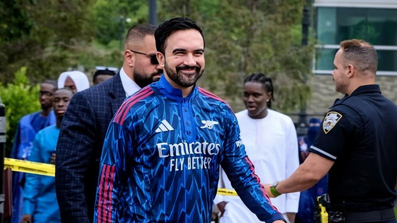 Mamdani mira a elite da moda com kurta sob medida da Arsenal