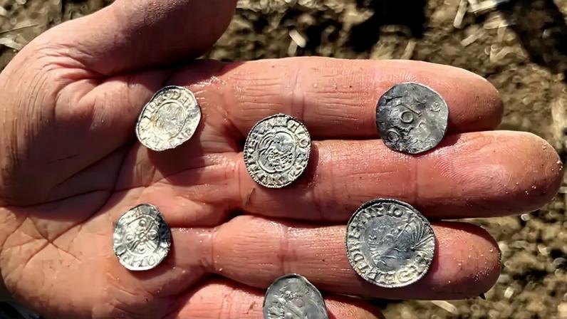 Fotografia do maior tesouro de moedas da história da Noruega consiste principalmente em moedas inglesas (anglo-saxônicas) e alemãs, além de algumas dinamarquesas e norueguesas. Entre elas, encontram-se moedas cunhadas sob os reinados de Canuto, o Grande, Etelredo II, Oto III e Haroldo Hardrada.