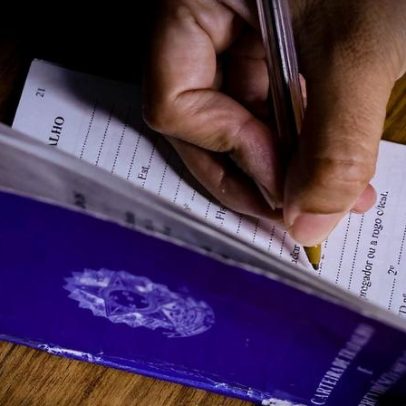 Brasil cria 85,8 mil empregos com carteira em abril, aponta Caged