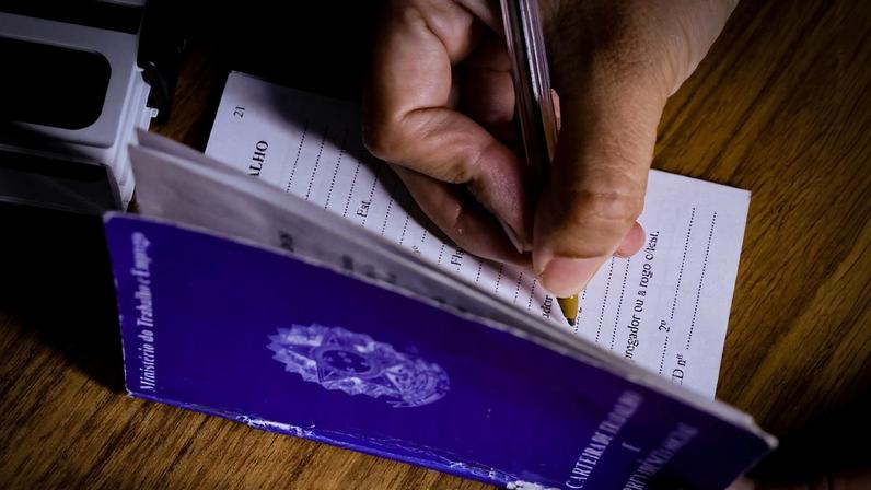 Brasil cria 85,8 mil empregos com carteira em abril, aponta Caged