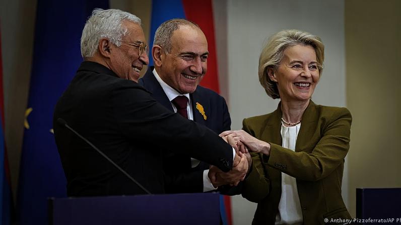 Premiê armênio, Nikol Pashinyan, ao lado de líderes da UE durante cúpula em Yerevan