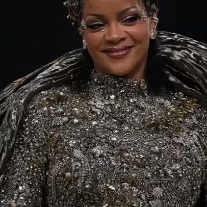 Rihanna cria look inspirado em concha no Met Gala 2026