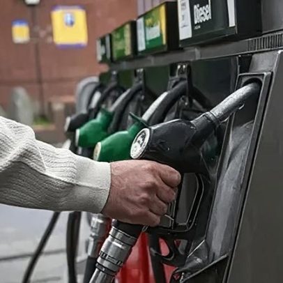 Reino Unido afrouxa sanções contra petróleo russo à medida que preços de combustível sobem
