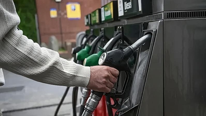 Reino Unido afrouxa sanções contra petróleo russo à medida que preços de combustível sobem