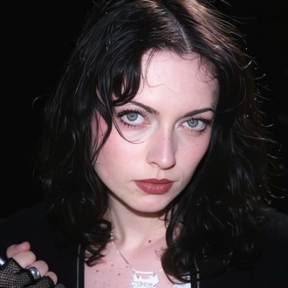 Be Sweet to Me de Violet Grohl é elogiado em resenha de rock alternativo