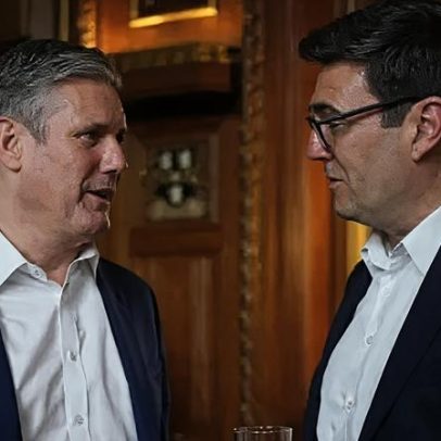 Burnham tenta voltar ao Parlamento enquanto pressão aumenta sobre Starmer